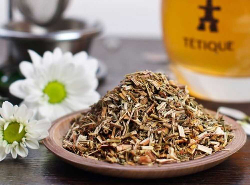 Травы ромашка и зверобой. Чай со зверобоем. Зверобойный чай. Тибетская Ромашка чай. Чай зверобой с ромашкой.