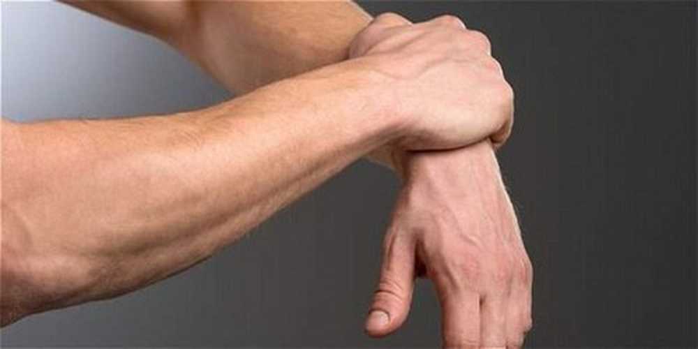 Иметь сильную руку. Мускулистая рука болит. Боль в руке. Фото ломотой руки. Референс болит рука.